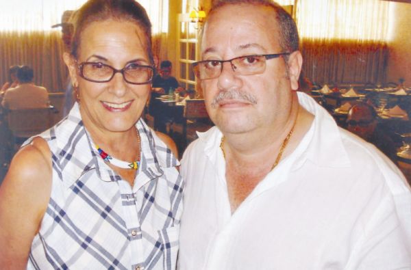 A jornalista Marian Guimarães, recepcionada pelo super Alberto Asseis, fazia presença sábado passado na feijoada do Mabu Royal & Premium Hotel | Divulgação