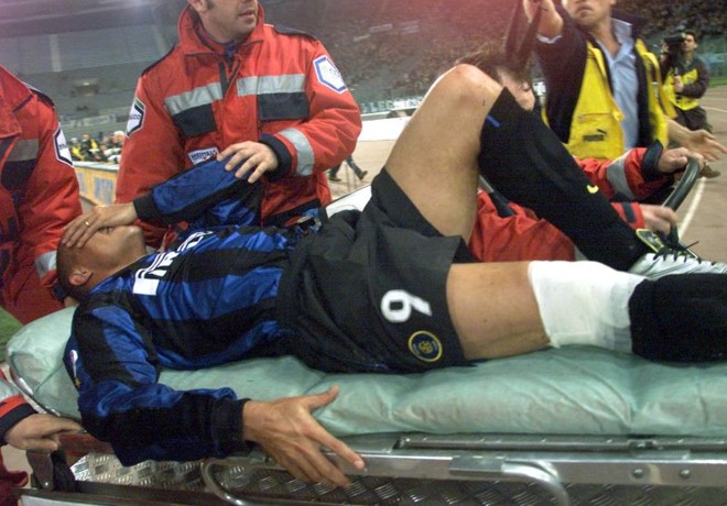 Pela Inter de Milão (2000) o jogador sofreu a prior contusão: rompeu o tendão do joelho direito |