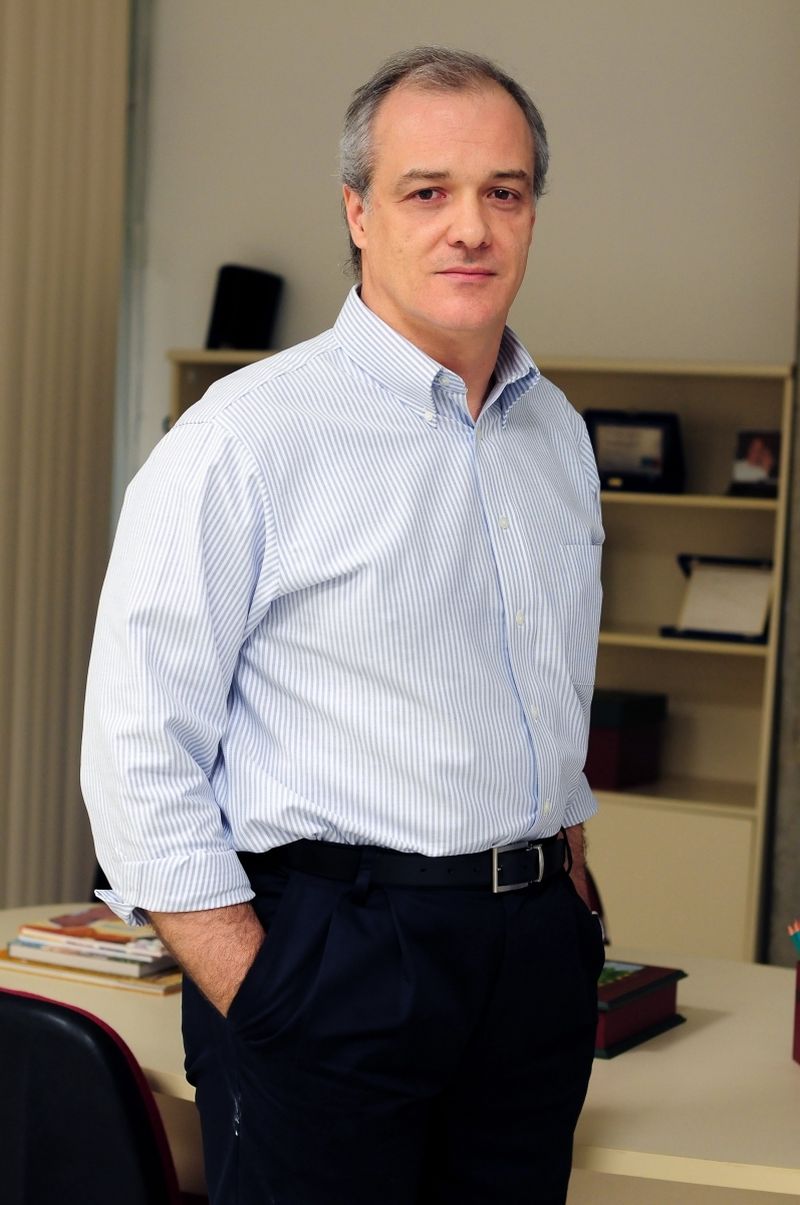 "Se não há gente qualificada aqui, o custo das empresas cresce, ou porque precisam trazer gente de fora ou porque precisam qualificar."Carlos Echeverria, diretor de RH da Associação Paranaense de Cultura (APC) e organizador de pesquisa sobre a necessidade de mão de obra de 17 grandes companhias do estado | João Borges/Divulgação