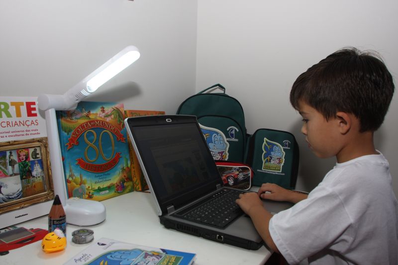 Pedro começou a usar o computador aos 4 anos para brincar com jogos. Hoje, aos 5, já sabe ler o que aparece na tela. Segundo a mãe, o estímulo da família foi fundamental | Walter Alves/Gazeta do Povo