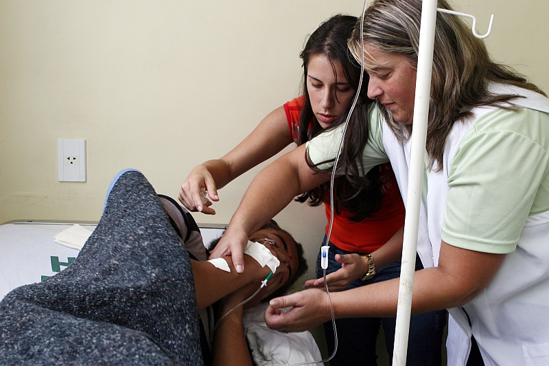 Mãe e irmã de Anderson de Oliveira atendem o rapaz no Hospital de Ponta Grossa | Henry Milleo/Gazeta do Povo