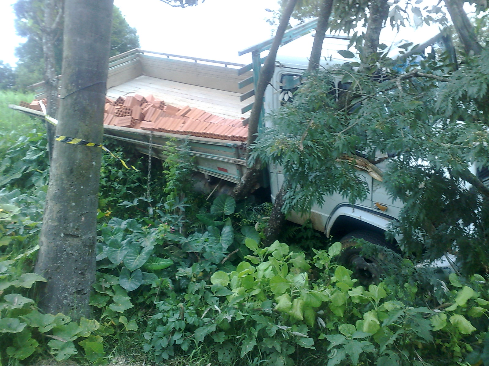 O caminhão desgovernado que caiu numa ribanceira em Colombo transportava uma carga de tijolos | Felippe Aníbal / Agência de Notícias Gazeta do Povo