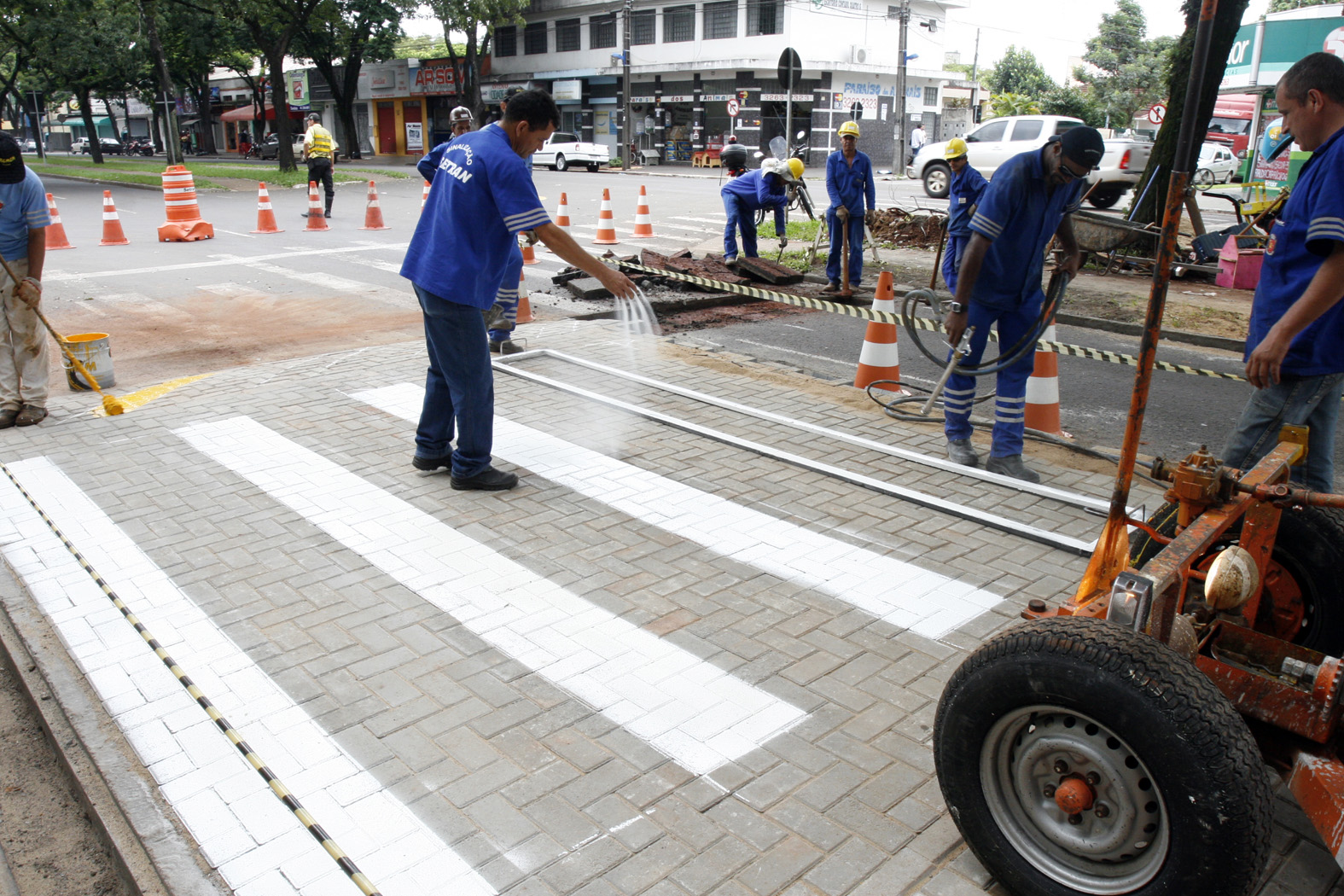 Funcionários da Setran trabalham na instalação da faixa, que visa reduzir o número de atropelamentos | Assessoria de Imprensa/PMM