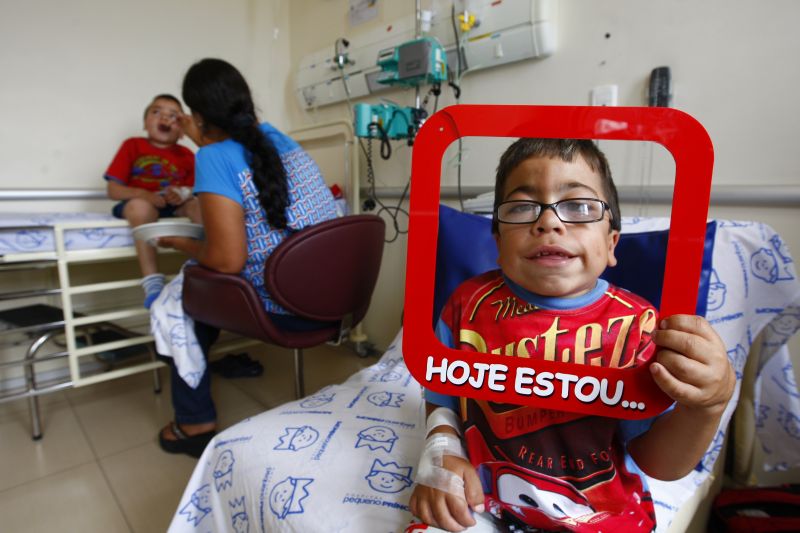 Wesley e Gabriel (atrás): dificuldade para conseguir medicamentos pelo SUS | Daniel Castellano / Gazeta do Povo