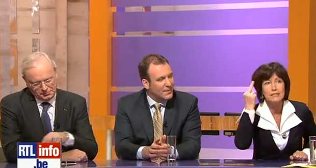 Laurette Onkelinx mostrou o dedo médio em vez do indicador | Reprodução