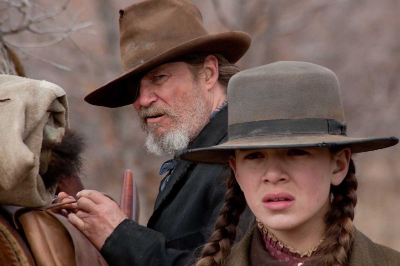 Jeff Bridges vive o papel que foi de John Wayne ao lado da jovem Hailee Steinfeld, atriz que encarna Mattie Ross, a filha disposta a tudo para vingar a morte do pai | Divulgação