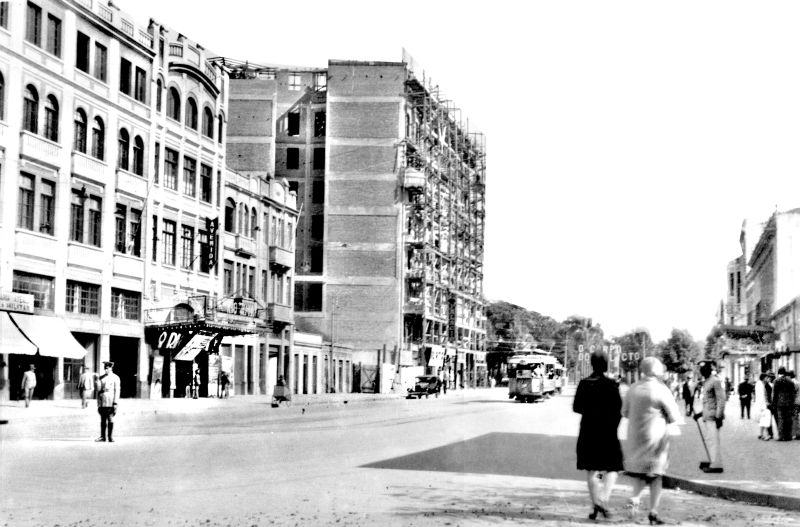 Avenida Luiz Xavier e o Palácio Avenida com seu Cine Avenida. O Edifício Garcez em construção, tendo aos fundos o Cine Palácio. Foto de 1929 |