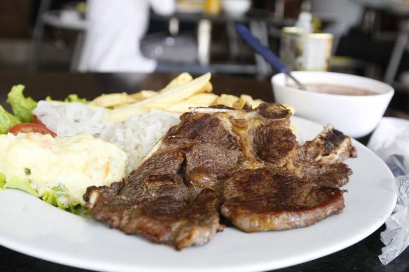 Almoço acima da média dos vales-refeição força o trabalhador a gastar mais | Daniel Castellano / Gazeta do Povo