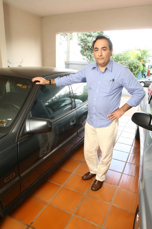 Não faz sentido que um carro de luxo que, pelo valor pago na época, equivale a um apartamento apresente esses defeitos. Como eles não puderam reparar o carro, que fosse reparado de forma Jurídica. - Spartaco Puccia Filho, publicitário dono do veículo Ômega CD 1997 | Gilberto Abelha/Jonal de Londrina