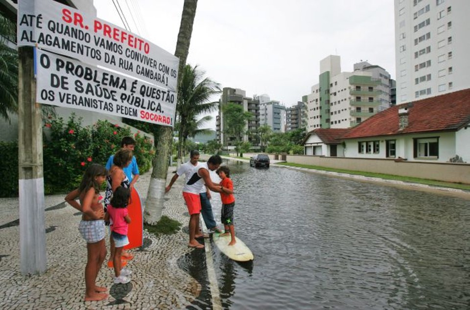 Moradores querem solução para os constantes alagamentos na Rua Cambará | Daniel Castellano / Gazeta do Povo