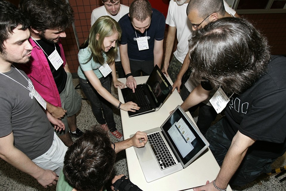 Desafio de games reúne estudantes do mundo todo Estudantes se reuniram na PUCPR para desenvolver jogos durante a Global Game Jam | Antonio More/Gazeta do Povo