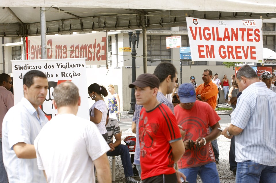 Vigilantes em greve na Praça Santos Andrade | Hugo Harada/ Agência de Notícias Gazeta do Povo