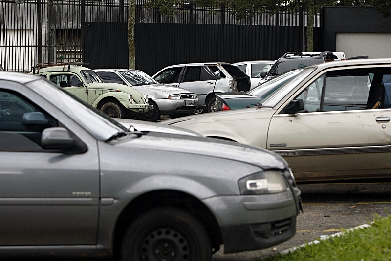 Pátio da Delegacia de Furtos e Roubos de Veículos de Curitiba: de janeiro para fevereiro, número de ocorrências cresceu 21% | Albari Rosa/Gazeta do Povo