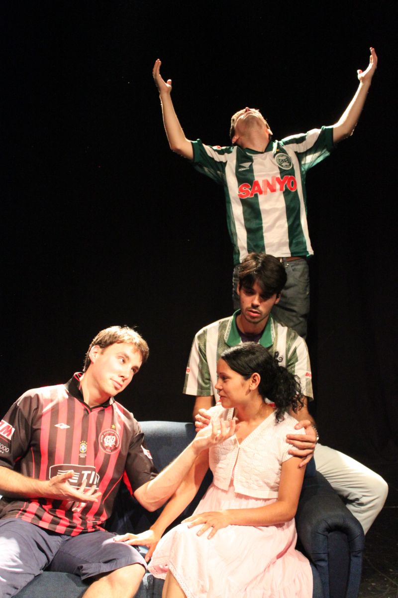 Na peça, o finado Alex volta para tentar controlar o futuro de sua viúva Bruna | Divilgação