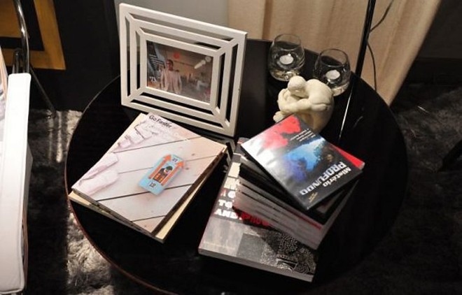 A mesinha serve de apoio para livros de arte e design de André Gurgel. |