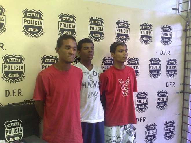 Denis Pereira (o terceiro da esquerda para a direita) foi reconhecido por vítimas dos assaltos | 