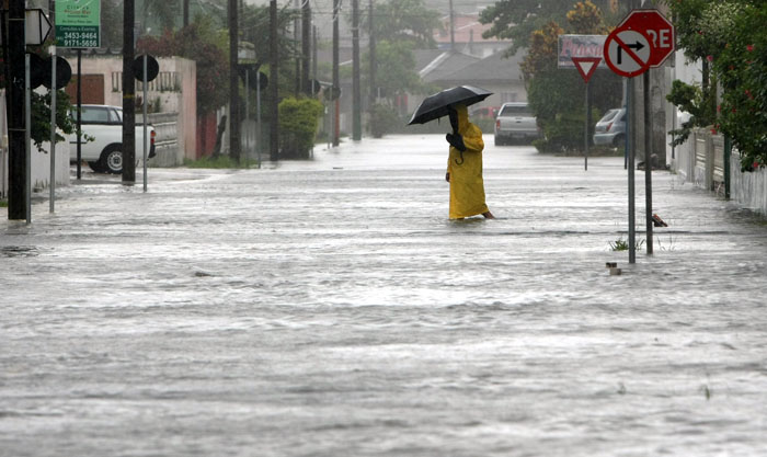 Rua de Matinhos alagada com a chuva da tarde desta quarta-feira | Valterci Santos / Agência de Notícias Gazeta do Povo