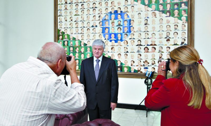 Valdir Rossoni posa para fotos na Assembleia: suspeita de que ele poderia estar sendo monitorado no antigo e no atual cargo no Legislativo paranaense | Daniel Castellano/Gazeta do Povo