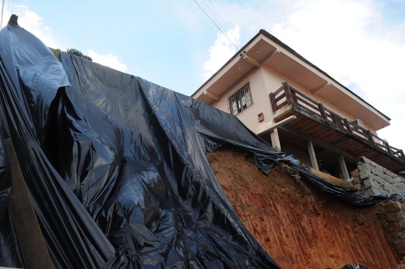 Uma das casas ameaçadas no bairro Saco dos Limões, em Florianópolis: 12 pessoas tiveram de deixar residências | Flávio Neves/RBS