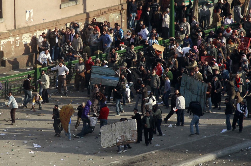 Ativistas pró-governo e manifestantes contra Mubarak se enfrentam na Praça Tahrir, no Cairo | REUTERS/Yannis Behrakis