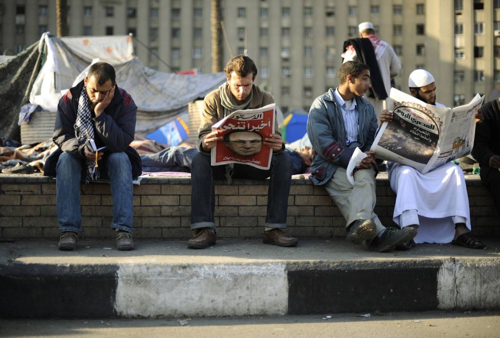 Egípcios na Praça Tahrir, centro do Cairo: desemprego e corrupção contribuíram para a revolução | Dylan Martinez/Reuters