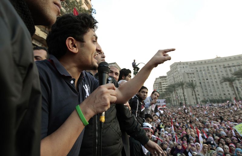 O executivo do Google Wael Ghonim discursa para a multidão na Praça Tahrir, centro das manifestações contra o governo no Cairo | Dylan Martinez / Reuters