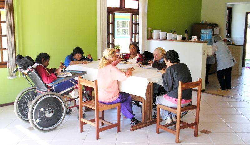 Mesa da curitibana Forplas, feita de resíduos de madeira, tem altura adaptada para deficientes: prêmio na categoria Indústria | Divulgação