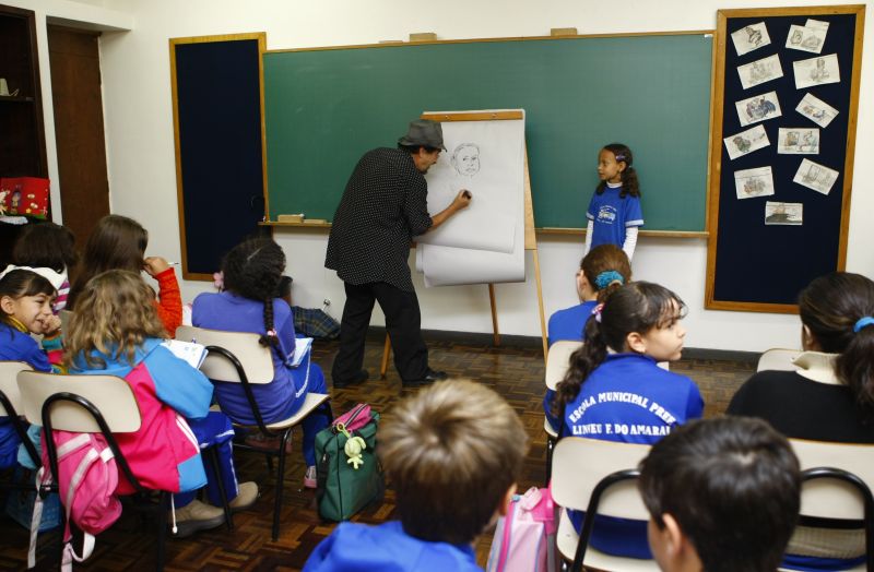 A Escola Municipal Lineu Ferreira do Nascimento, em Curitiba, recebe o chargista Paixão |