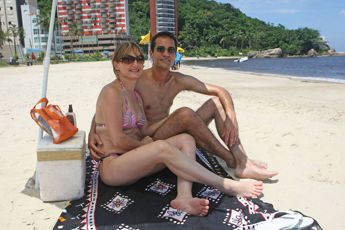 O casal Elizabeth Castelar e Adriano de Castro, que chegaram de Curitiba nesta sexta para passar o fim de semana | Valterci Santos / Agência de Notícias Gazeta do Povo