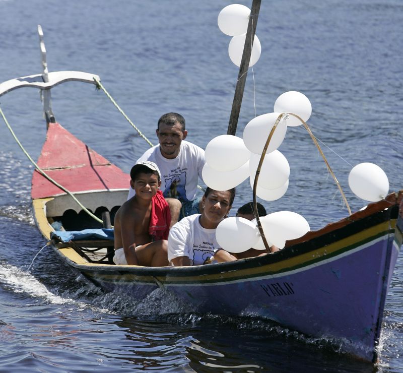 "Quantas vezes eu precisei dela e ela me atendeu. Quando estou em alto-mar, sem a família, trabalhando, peço para que cuide de mim. Nas tempestades, eu peço a proteção dela. Quando tenho um dia bom de trabalho, ou até mesmo ruim, eu agradeço." Ednaldo Lourenço Soares, pescador, que participou da procissão com a família a bordo do seu barco | Antônio More/Gazeta do Povo