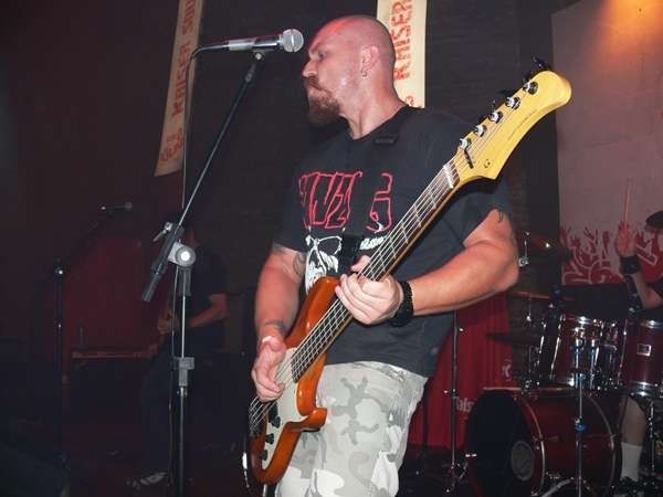 O baixista Angelo Stroparo, da banda Macumbaria: rock visceral e pesado | Divulgação