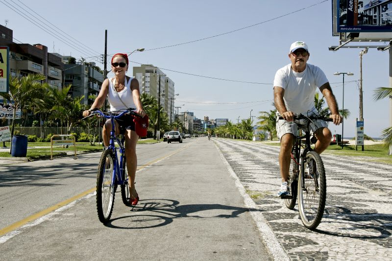 Desde que foram morar em Matinhos, Jussara e Miguel adotaram a bicicleta como meio de transporte para quase tudo | Antonio More/Gazeta do Povo