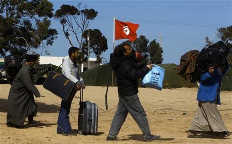 Photo
Buscar o artigo
Trabalhadores egípcios chegam em campo de refugiados depois de atravessar a fronteira para a Tunísia, fugindo da violência na Líbia | REUTERS/Yannis Behrakis