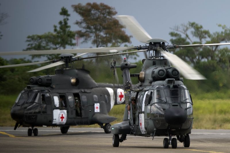 Helicópteros brasileiros aterrisam no aeroporto de Villavicencio, na Colômbia | Eitan Abramovich / AFP Photo