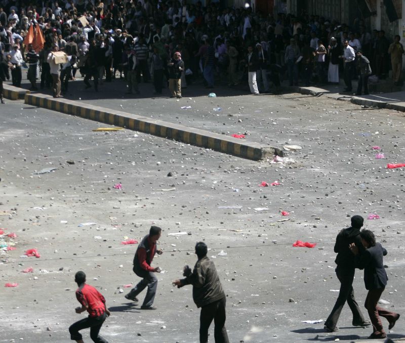 Governistas atiram pedras em manifestantes de oposição em Sanaa, 17 de fevereiro de 2011 | Reuters