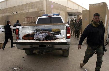 Corpos em caminhonete da polícia são transportados ao hospital de Samarra após ataque próximo da cidade iraquiana. 12/02/2011 | Reuters