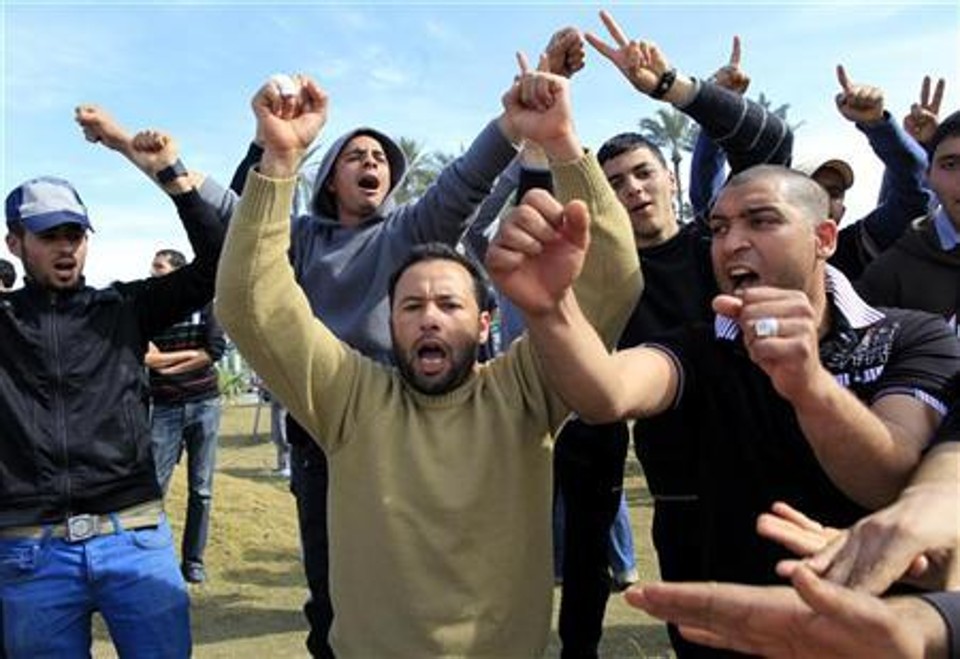 Líbios gritam slogans contra Gaddafi no bairro de Tajoura, em Trípoli | REUTERS/Ahmed Jadallah