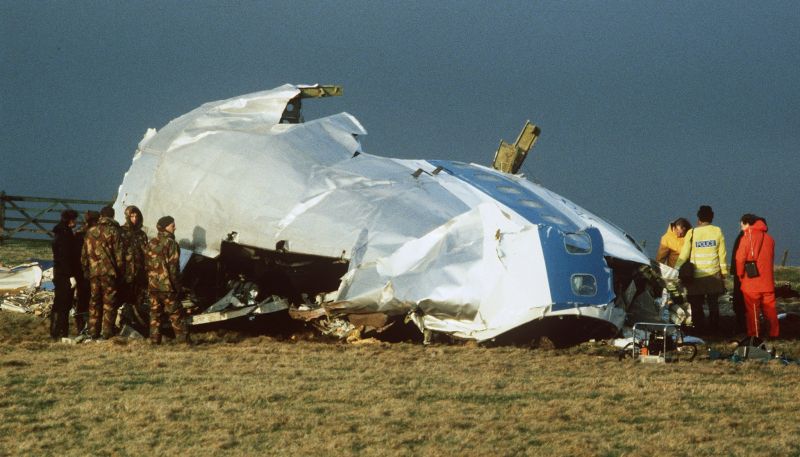 Imagem de 22 de dezembro de 1988 mostra os destroços do avião explodido sobre Lockerbie, na Escócia | Reuters