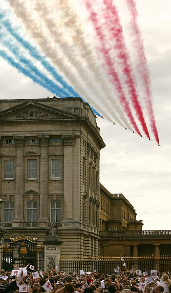 Londres 2012- A equipe acrobática da Força Aérea Britânica, chamada de Red Arrows, sobrevoa o Palácio de Buckingham, em Londres, neste domingo, marcando o início dos trabalhos na cidade onde serão realizados os próximos Jogos Olímpicos, em 2012. |