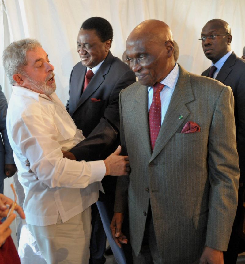 Lula com o presidente do Senegal, Abdoulaye Wade (direita), durante o Fórum Social Mundial, em Dacar | Seyllou / AFP