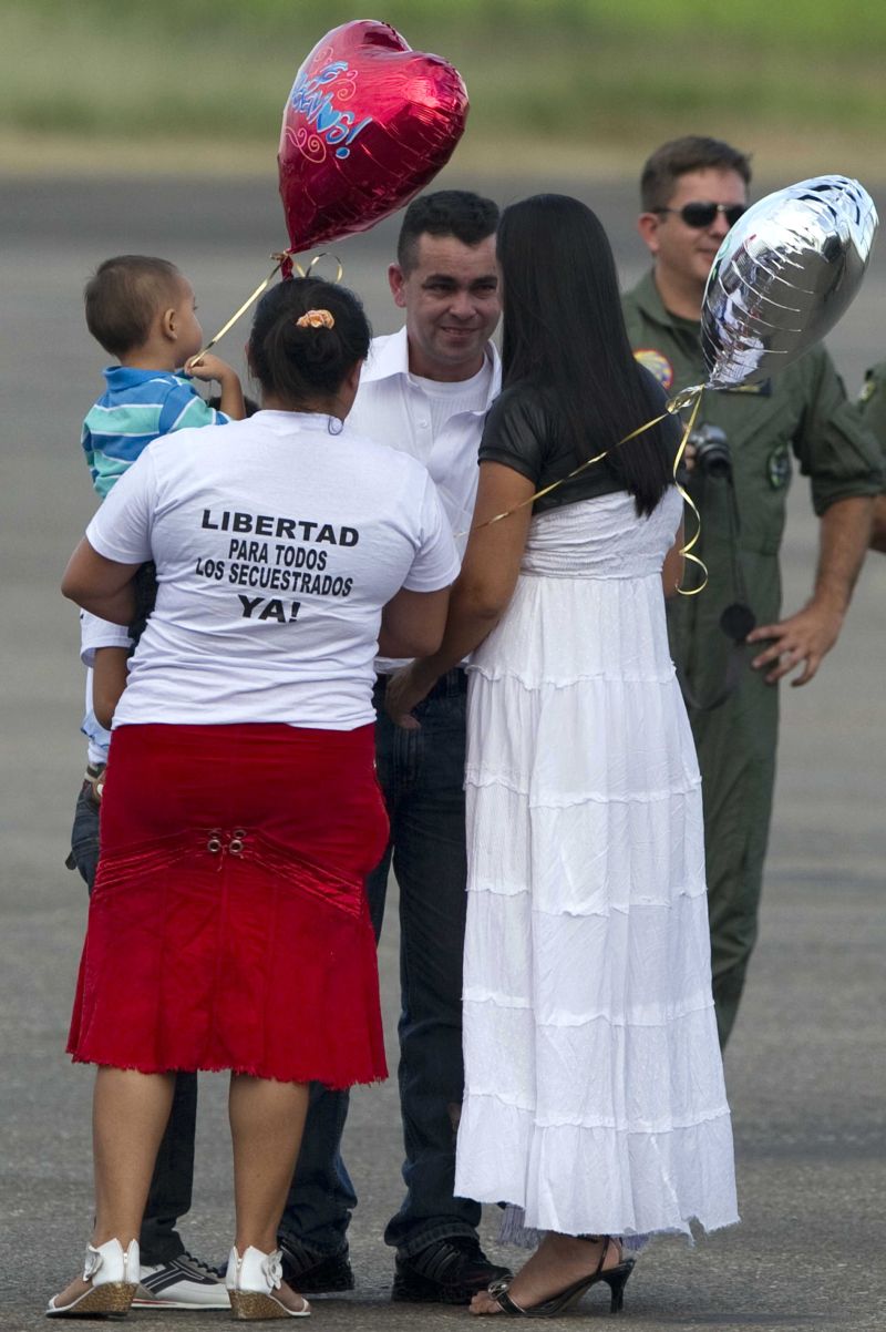 O vereador Marcos Baquero (centro) é recebido por parentes no aeroporto de Villavicencio: liberdade após 19 meses de cativeiro | Eitan Abramovich / AFP