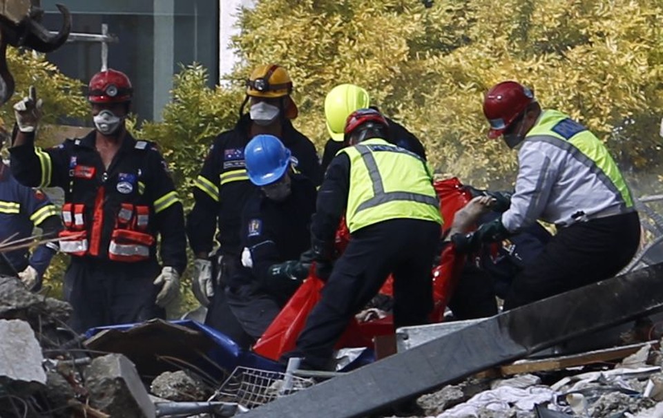 Equipe de socorristas retira um corpo dos escombros do prédio de uma emissora de TV | Reuters