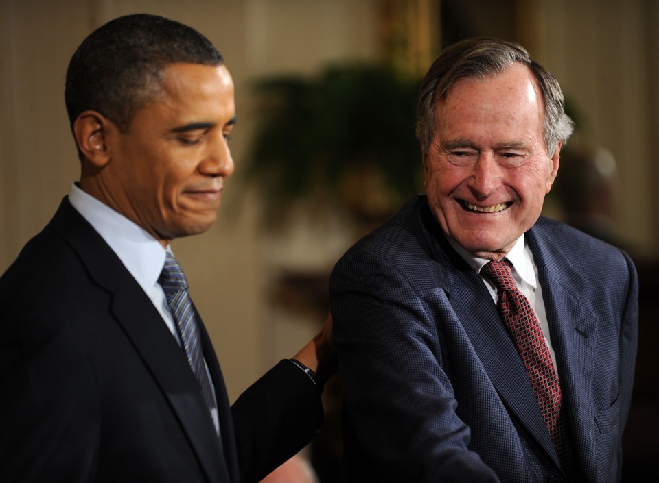 Barack Obama condecora George Bush pai por seus 70 anos de serviço prestados aos EUA | AFP PHOTO / Tim Sloan