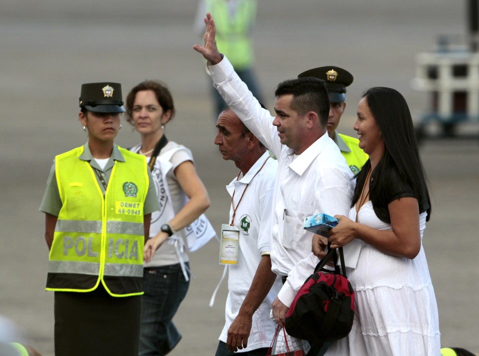 Político colombiano Marcos Baquero caminha ao lado de seus parentes no aeroporto de Villavicencio, na Colômbia | Jose Miguel Gomez / Reuters