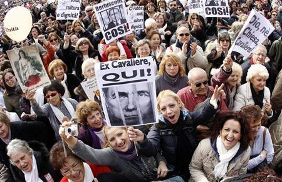 Manifestantes se reúnem na Piazza del Popolo para protestar contra o primeiro-ministro Silvio Berlusconi. As mulheres italianas fizeram protestos em todo o país neste domingo, enfurecidas pelo escândalo sexual de Berlusconi, que dizem ter ferido sua dignidade e reforçado estereótipos de gênero ultrapassados. 13/02/2011 | Reuters