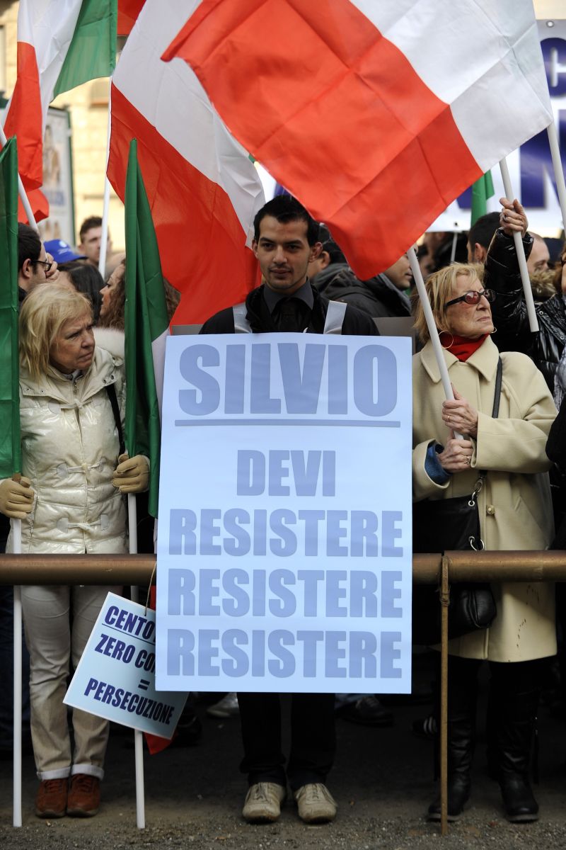 Defensores do premier Silvio Berlusconi saem às ruas para protestar contra promotores | Olivier Morin / AFP