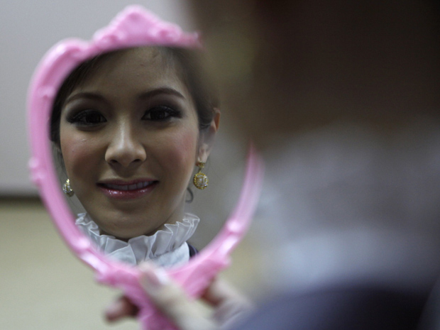 A aeromoça transexual Dissanai Chitpraphachin, de 24 anos, prepara-se durante treinamento em Bangcoc nesta quarta-feira (9). Ela vai trabalhar na empresa tailandesa PC Air, que quer se distinguir de seus competidores contratando comissários de bordo transexuais | Reuters