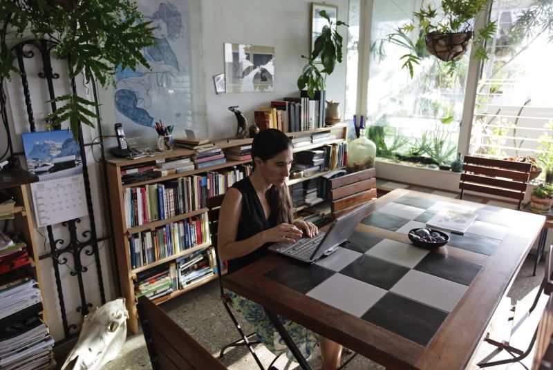 A dissidente cubana Yoani Sanchez trabalha em sua casa após o desbloqueio de seu blog pelo governo | Desmond Boylan / Reuters