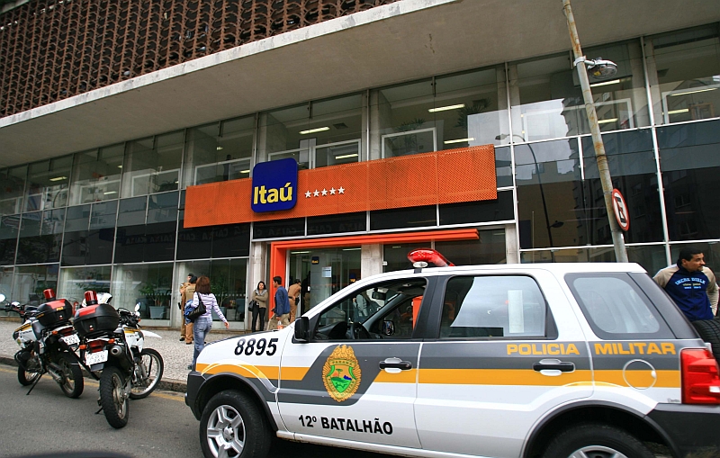 No último dia 4, a polícia evitou o que seria o quinto roubo a banco do ano na capital: ladrões foram presos | Ivonaldo Alexandre/Gazeta do Povo