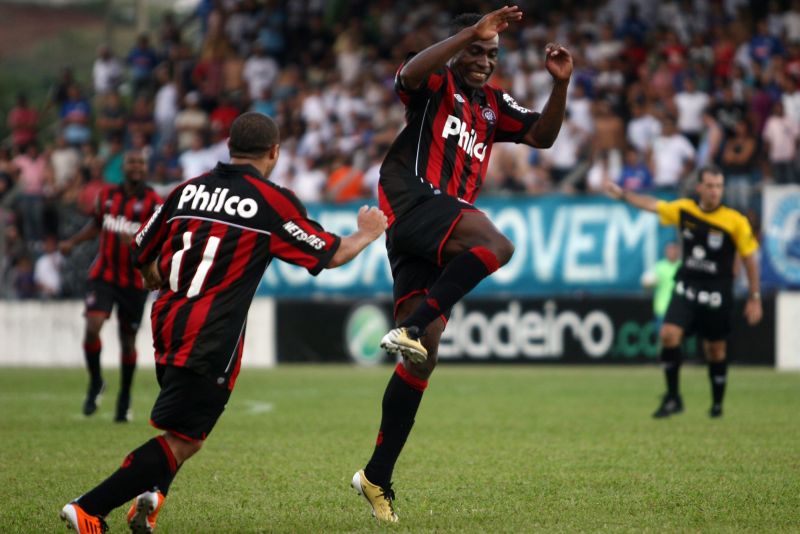 Guerrón comemora com Madson o terceiro gol do Atlético na vitória por 4 a 2 sobre o Iraty | Henry Milléo / Agência de Notícias Gazeta do Povo